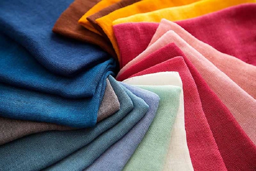 بررسی ویژگی‌های الیاف طبیعی و مصنوعی در صنعت نساجی